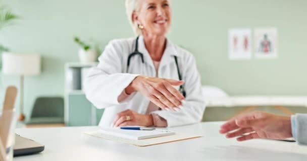 Mujer Mayor Médico Apretón Manos Con Paciente Para Prescripción Gracias — Vídeo de stock