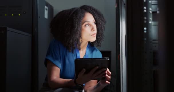 Controleer Ingenieur Vrouw Tablet Het Datacenter Voor Cyberbeveiliging Inspectie Update — Stockvideo