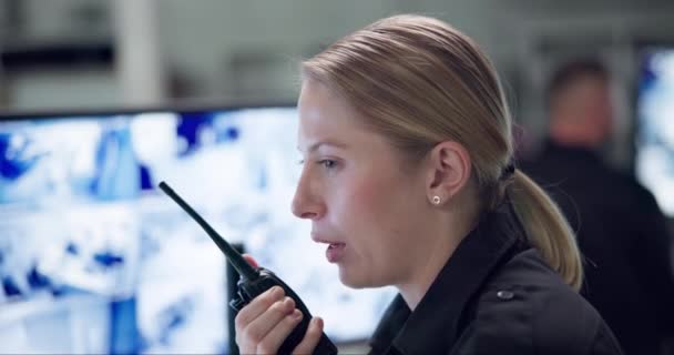 Mujer Walkie Talkie Hablar Con Monitor Cctv Para Protección Servicio — Vídeos de Stock