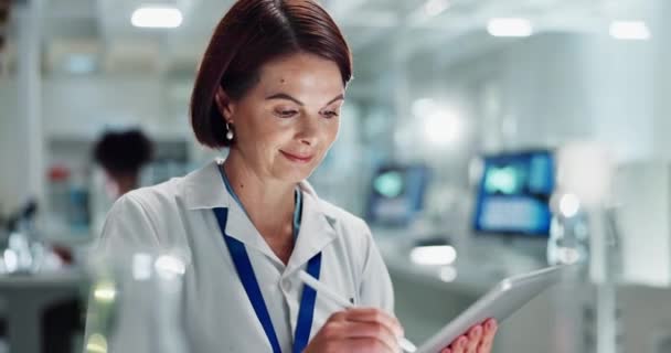 Ciencia Laboratorio Mujer Feliz Tableta Para Análisis Médico Investigación Línea — Vídeos de Stock