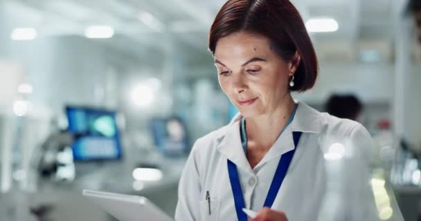 Laboratorio Ciencia Mujer Tableta Internet Para Análisis Médico Investigación Línea — Vídeo de stock