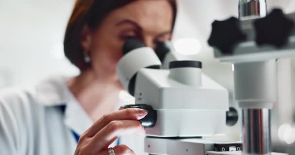 Mujer Científico Descubrimiento Forense Con Microscopio Para Ciencia Microbiología Investigación — Vídeo de stock
