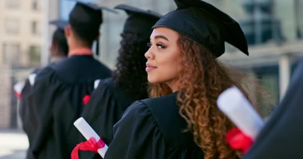 根据文凭 学位或卷轴与大学生在一起的女性的微笑 毕业和相貌 获得大学毕业证书的女性的快乐 教育和肖像 — 图库视频影像