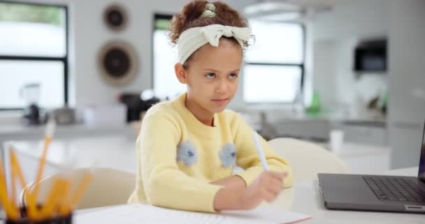 Glückliches Mädchen Denken Und Schreiben Mit Stift Für Lernen Bildung — Stockvideo