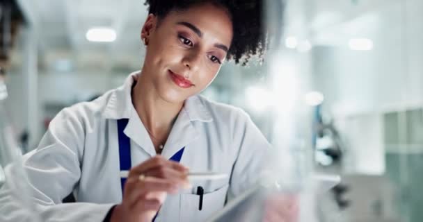 Vetenskap Laboratorium Och Kvinna Tablett Tänkande För Medicinsk Analys Online — Stockvideo