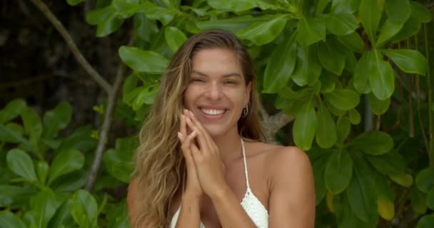 在暑假 自然假期和调情的时候 微笑和女人在树叶树旁吹一个吻 户外和年轻的游客在热带岛屿上的天堂里嬉笑 寻求爱情或关怀 — 图库视频影像