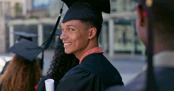卒業証書 学位またはスクロールに沿って大学の学生とのスマイル そして顔 学校で大学の証明書を待っている若い男性の幸せ 肖像画 — ストック動画