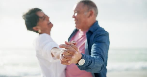 Seniorenpaar Lachend Und Tanzend Strand Für Liebe Bindung Und Unterstützung — Stockvideo