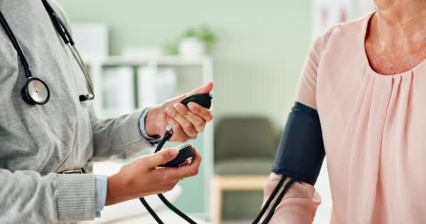 Arzt Hände Und Patient Mit Blutdruckgerät Zur Untersuchung Oder Überwachung — Stockvideo