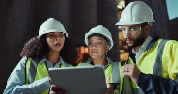 Engenheiro Equipe Conversando Por Tablet Para Planejamento Aplicativo Engenharia Civil — Vídeo de Stock