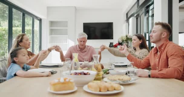 Οικογένεια Σπίτι Και Προσεύχονται Στο Τραπέζι Για Μεσημεριανό Γεύμα Ευχαριστίες — Αρχείο Βίντεο