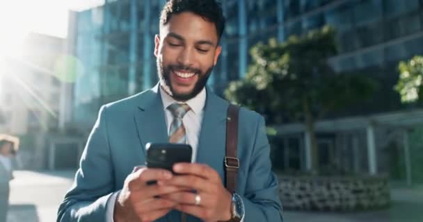 ビジネスマン 旅行と都市での仕事のオファーの携帯電話 通知と電子メールのメッセージのために幸せ 企業の専門家 ソーシャルメディアやネットワーキングのためのスマートフォンで作業し スクロールするために通勤 — ストック動画