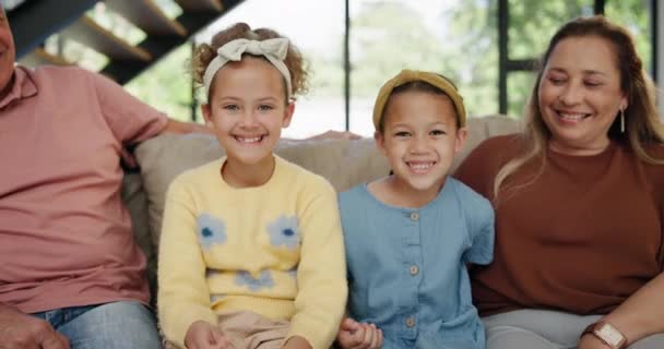 Dziadkowie Dzieci Szczęśliwi Salonie Przytulanie Podekscytowani Rodzinnym Zdjęciem Kanapie Ludzie — Wideo stockowe