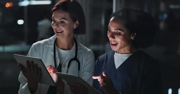 Médicos Mujeres Informe Noche Con Tableta Haga Clic Planificación Discusión — Vídeos de Stock