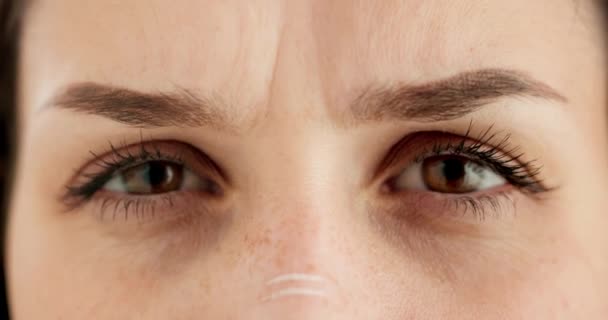 Zdezorientowana Kobieta Zbliżenie Oczu Marszczeniem Brwi Dla Napięcia Opieki Optycznej — Wideo stockowe
