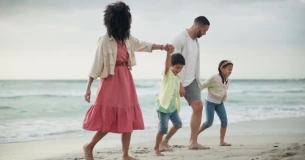 Genitori Bambini Tenersi Mano Camminare Sulla Spiaggia Con Sorriso Cura — Video Stock