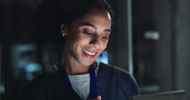 Médico Mujer Tableta Noche Hospital Leyendo Sonriendo Para Obtener Resultados — Vídeos de Stock