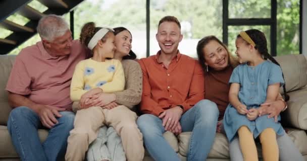 Grootouders Moeder Vader Met Kinderen Woonkamer Blij Enthousiast Voor Familiefoto — Stockvideo