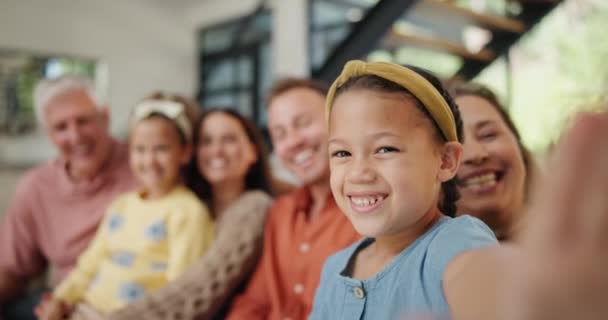 Сім Вітальня Посмішка Вітальнею Селфі Щастя Вдома Батьки Діти Будинок — стокове відео