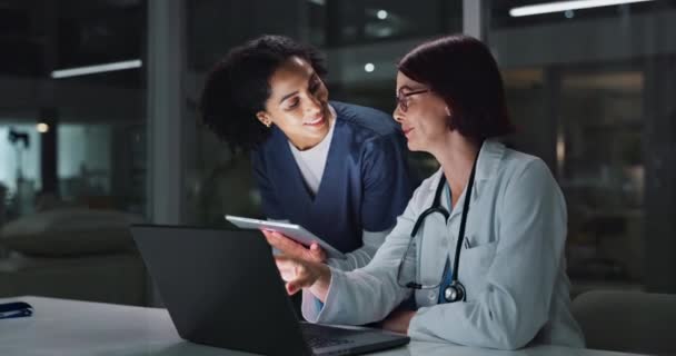 Γιατροί Γυναίκες Και Αναφέρουν Νύχτα Φορητό Υπολογιστή Tablet Ενθουσιασμένοι Για — Αρχείο Βίντεο
