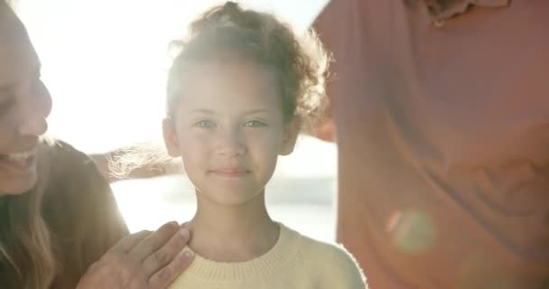 Šťastný Tvář Dívka Prarodiči Pláži Pro Cestování Sblížení Nebo Bavit — Stock video