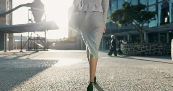 Mulher Negócios Cidade Com Manhã Deslocamento Sol Para Trabalho Empregado — Vídeo de Stock