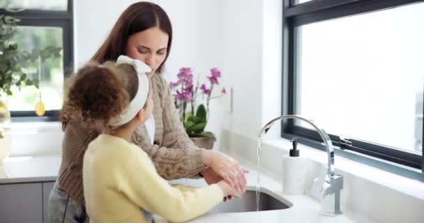 Família Mãe Menina Uma Cozinha Lavar Mãos Higiene Com Limpeza — Vídeo de Stock