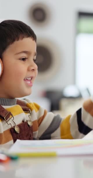 Szczęśliwy Chłopiec Machanie Rozmowy Wideo Słuchawkami Elearning Wirtualnej Klasy Lub — Wideo stockowe