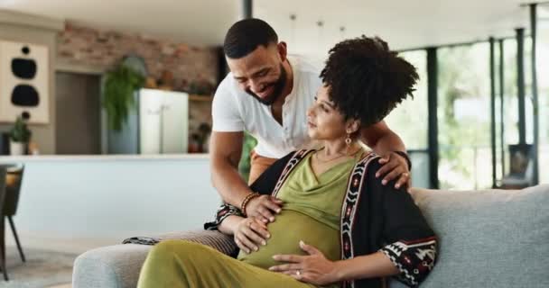 夫妻和快乐的怀孕与关怀 支持和爱与感情的结合 未来的母亲和母亲为人母爱 带着对肚子痛的微笑 作为一家人在一起 — 图库视频影像