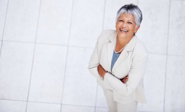 İş, portre ve kolları kavuşturulmuş bir kadının yüksek açısı mesleki güven ve gururla. Yukarıda, girişimci ve mutlu olgun insan lobide sabah iş yerinde heyecanlı olacak..