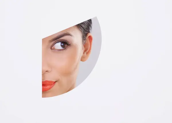 Kvinna Tänkande Och Makeup Cutout Och Studio För Kosmetika Hudvård — Stockfoto