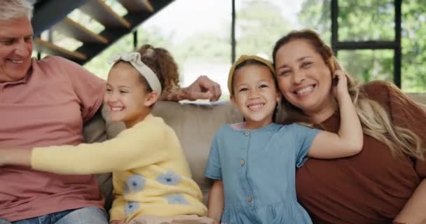 Avós Crianças Feliz Salão Rir Animado Para Foto Família Sofá — Vídeo de Stock
