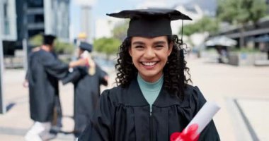 Üniversitenin kampüsünde öğrenci bir kadınla yüz, eğitim ve mezuniyet. Portre, sertifika ve okul töreninde gülen mutlu bir gençle başarı..