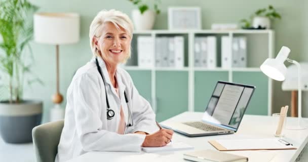 Senior Mulher Feliz Médico Com Documentos Para Seguro Conselhos Saúde — Vídeo de Stock