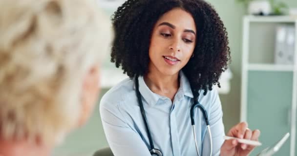 Femme Médecin Client Consultant Avec Tablette Pour Les Résultats Diagnostic — Video