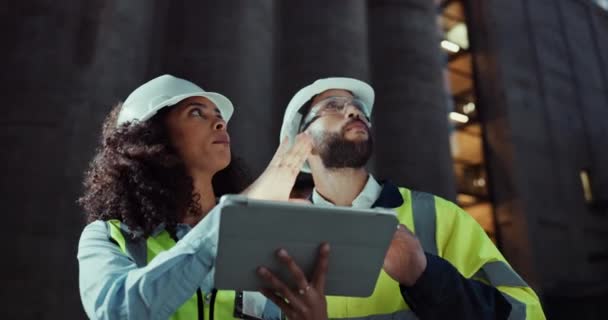 Engineer People Talking Tablet Teamwork Night Civil Engineering App Construction — Stock Video