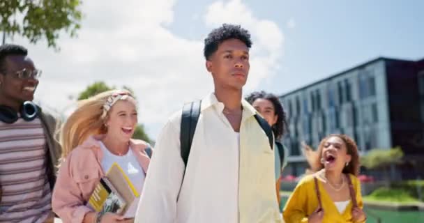 Mahasiswa Universitas Tertawa Dan Teman Teman Dengan Pelukan Saat Berjalan — Stok Video