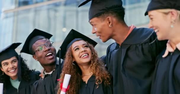 証明書 お祝い 成功のための卒業時に教育 幸せな学生 多様性 卒業証書 賞またはマイルストーンの達成を有する大学院 学校または大学の友人 — ストック動画