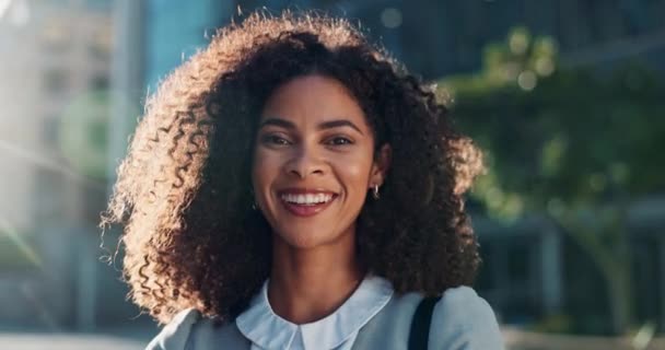 Zakelijke Vrouw Gezicht Glimlach Stad Met Reizen Zon Pendelen Naar — Stockvideo