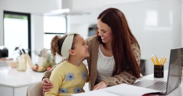 Bonne Mère Enfant Câlin Avec Des Devoirs Pour Soutien Embrasser Séquence Vidéo