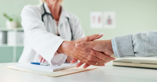 Doctor Prescripción Apretón Manos Con Paciente Para Agradecerle Reunión Saludo — Vídeos de Stock
