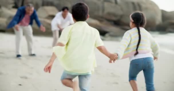 Bambini Correndo Nonni Spiaggia Con Famiglia Abbracciano Insieme Vacanze Viaggio — Video Stock