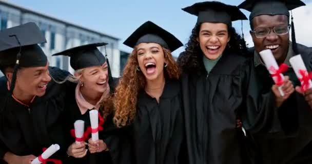卒業生 グループ そして直面する人々は 大学での成功を祝って興奮し 証明書を授与します 卒業証書を持つ友人 多様性 そして大学での達成のために抱擁 — ストック動画