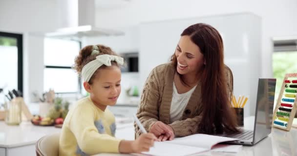 快乐的妈妈 孩子和高五岁的孩子一起写作业 数学或者在家里数数 自豪的母亲帮助年幼的孩子 女孩或青少年在家里的笔记本上添加 删减或数学 视频剪辑
