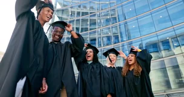College Diploma Uitreiking Succes Met Studenten Vrienden Gooien Caps Samen — Stockvideo