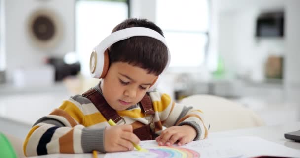 숙제와 창의성을위한 헤드폰과 가정에서 어린이 크레용 스트리밍 오디오 캐스트 아파트에서 — 비디오