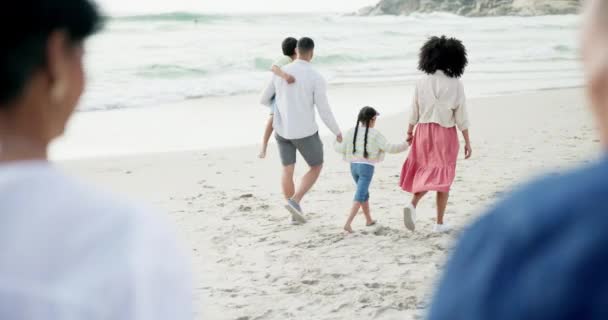 Famiglia Genitori Bambini Con Vista Posteriore Sulla Spiaggia Passeggiare Legarsi — Video Stock