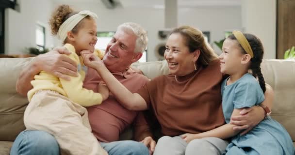 祖父母 ソファーでの会話は または結合のためのリラックスした接続のための家族として ケアまたは休日のためのアパートのソファーでのガールズ 古いカップルとコミュニケーション — ストック動画