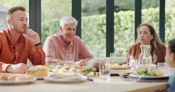 Famiglia Casa Tavolo Pranzo Con Conversazione Legare Sulla Visita Ospite — Video Stock