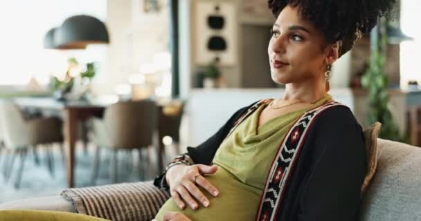 Sort Kvinde Gravid Hjemme Sofaen Tænker Med Spænding Baby Tanker – Stock-video